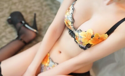 レタッチ済み風俗写メ日記写真（横位置）床に座るデリヘル嬢