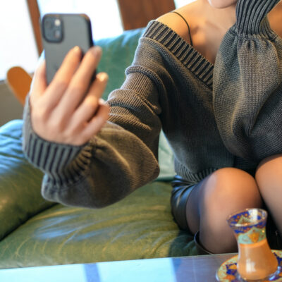 名古屋の風俗撮影サンプル自撮りする女性の写メ日記用写真